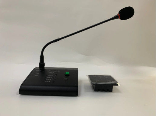 professionista senza fili del microfono con il sistema di PA dell'amplificatore audio